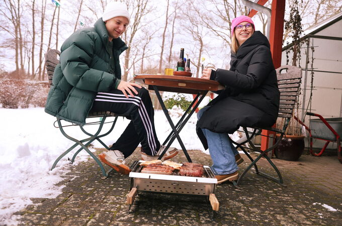 FIREJAIL ONE beim Grillen auf einer winterlichen Terrasse