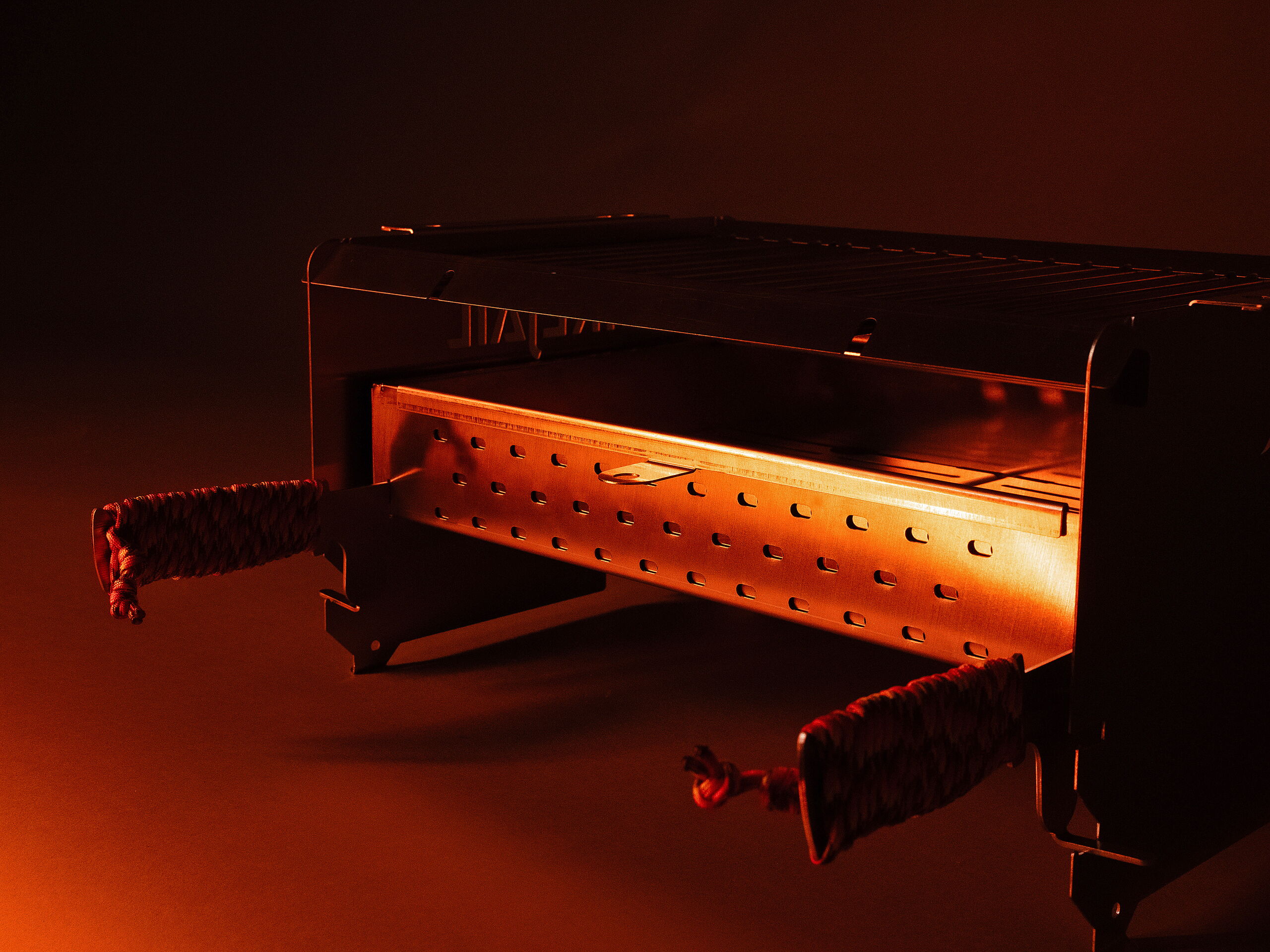 Stimmungsvolle Nahaufnahme des FIREJAIL ONE mit Grillrost und Griffband